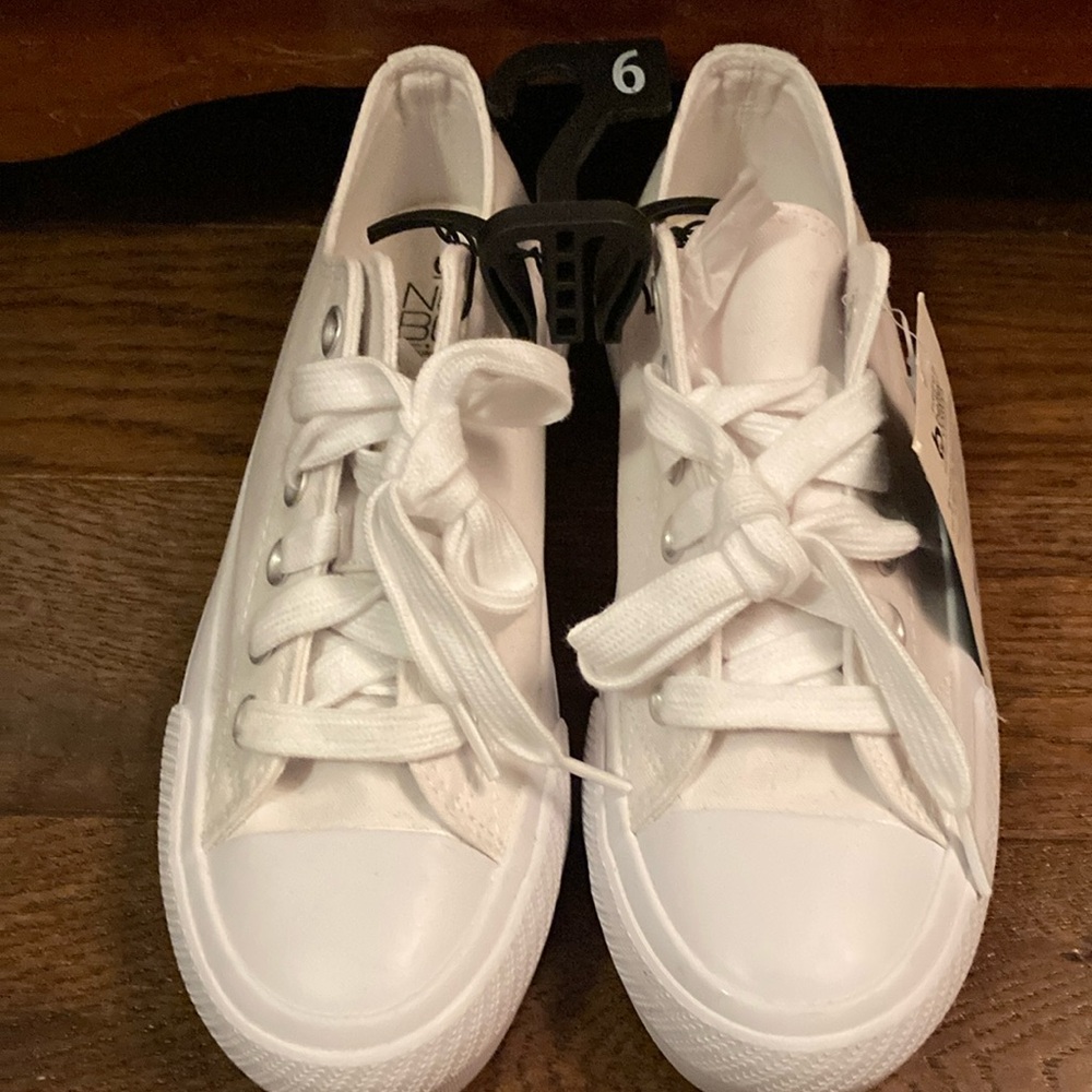 BRAND-NEW GIRLS GYM SHOES SIZE 6! NWT! SMOKE FREE HOME!